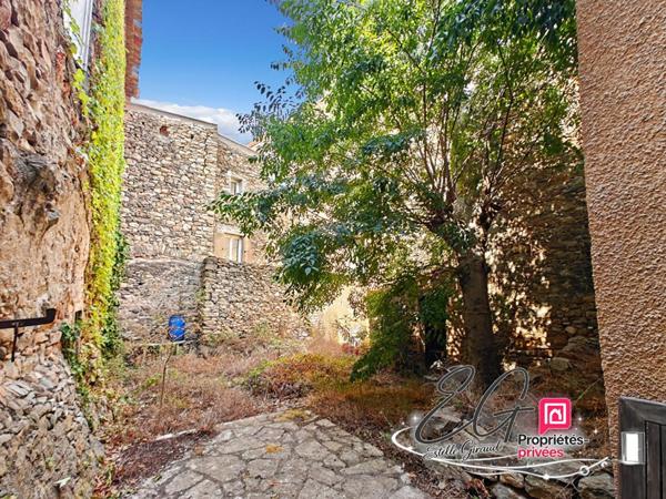 Maison en pierre à rénover :  jardin, garage, grenier aménageable