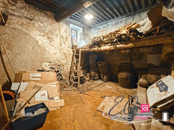 Maison en pierre à rénover :  jardin, garage, grenier aménageable