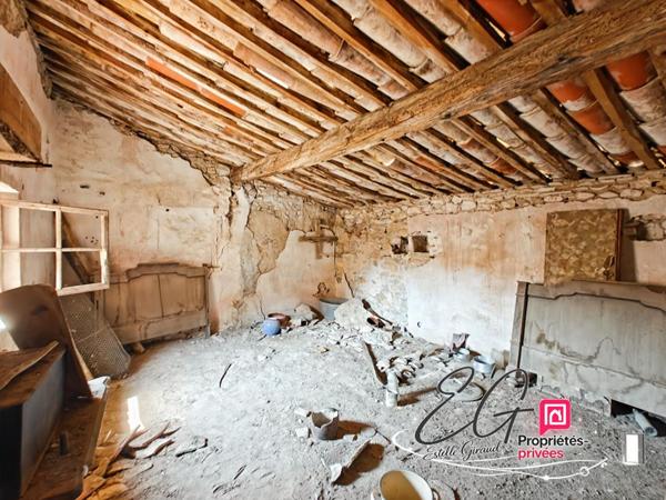 Maison en pierre à rénover :  jardin, garage, grenier aménageable