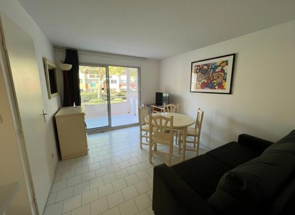 APPARTEMENT MEUBLÉ AVEC CABINE FERMÉE – LOGGIA 10M² – PISCINE & PARKING – LE CAP D'AGDE