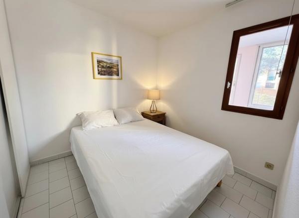 APPARTEMENT MEUBLÉ AVEC CABINE FERMÉE – LOGGIA 10M² – PISCINE & PARKING – LE CAP D'AGDE