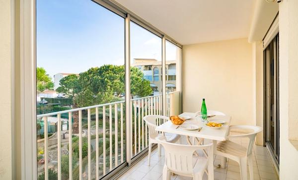 APPARTEMENT MEUBLÉ AVEC CABINE FERMÉE – LOGGIA 10M² – PISCINE & PARKING – LE CAP D'AGDE