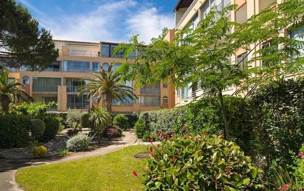 APPARTEMENT MEUBLÉ AVEC CABINE FERMÉE – LOGGIA 10M² – PISCINE & PARKING – LE CAP D'AGDE