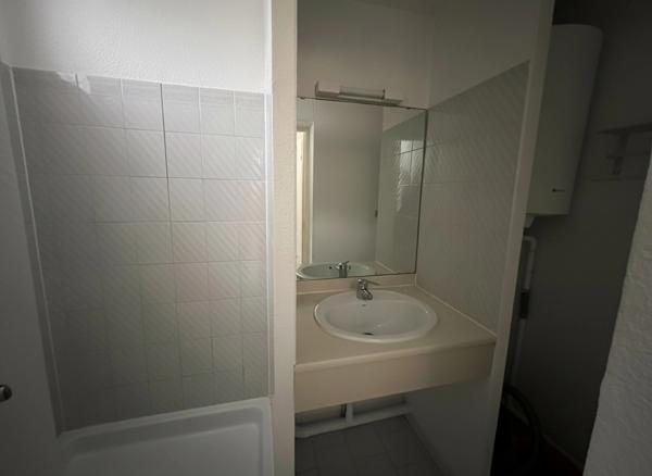 APPARTEMENT MEUBLÉ AVEC CABINE FERMÉE – LOGGIA 10M² – PISCINE & PARKING – LE CAP D'AGDE