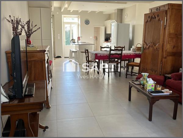 Maison ancienne rénovée. 2 chambres. Beau terrain clos.