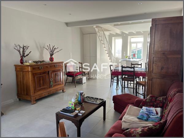 Maison ancienne rénovée. 2 chambres. Beau terrain clos.