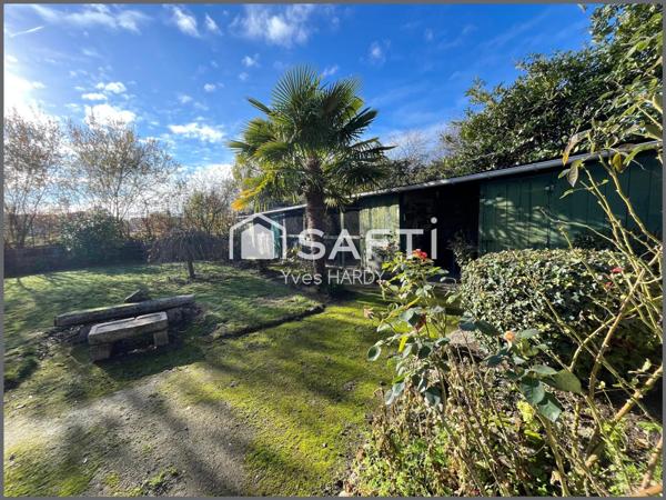 Maison ancienne rénovée. 2 chambres. Beau terrain clos.
