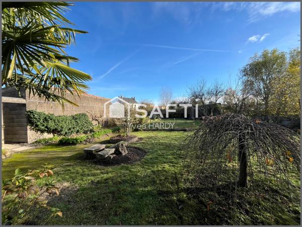 Maison ancienne rénovée. 2 chambres. Beau terrain clos.