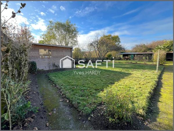 Maison ancienne rénovée. 2 chambres. Beau terrain clos.