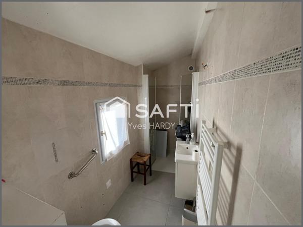 Maison ancienne rénovée. 2 chambres. Beau terrain clos.