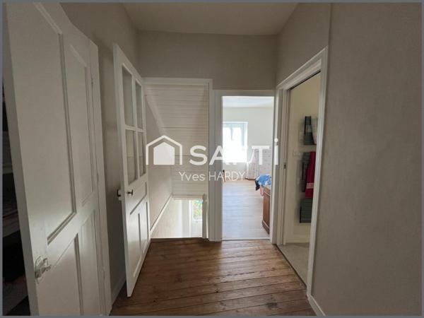 Maison ancienne rénovée. 2 chambres. Beau terrain clos.