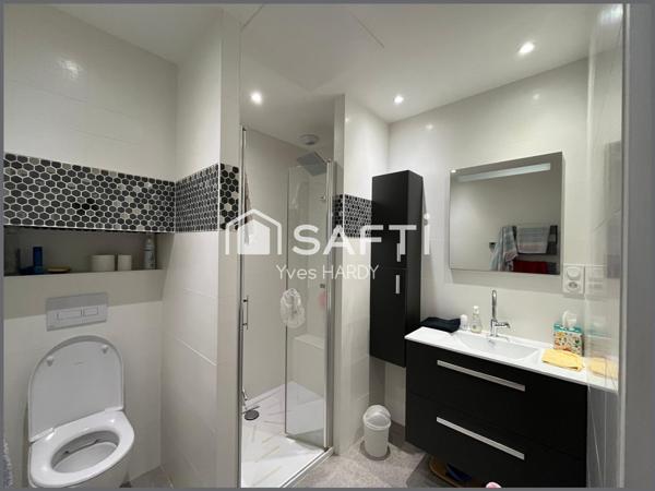 Maison ancienne rénovée. 2 chambres. Beau terrain clos.