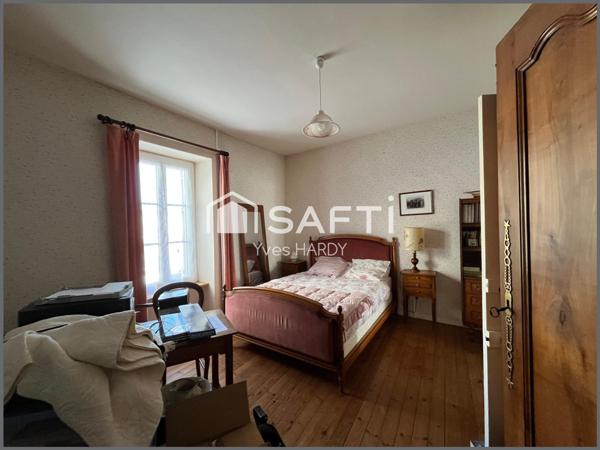 Maison ancienne rénovée. 2 chambres. Beau terrain clos.