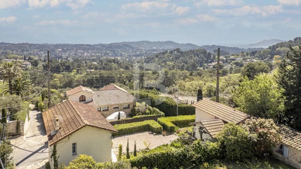 Charmante propriété avec vue mer à rénover à Mougins