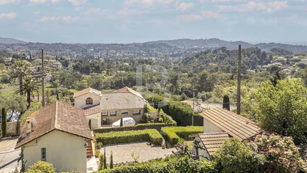 Charmante propriété avec vue mer à rénover à Mougins