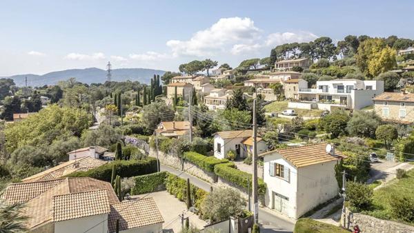 Charmante propriété avec vue mer à rénover à Mougins