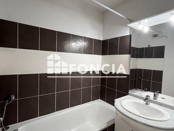 Location Appartement 2 pièces 37.5 m² - 1/25 RUE DES SICAUDS Saint Michel 16470