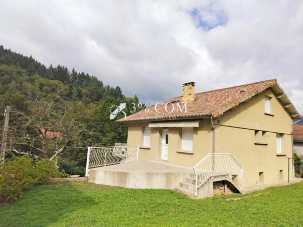 Maison de 198m2 comprenant deux appartements sur parcelle arborée de 643m2 Le Cheylard (07160)