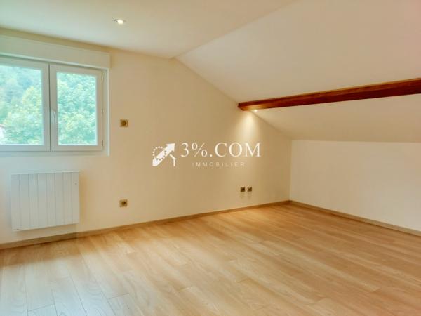 Maison de 198m2 comprenant deux appartements sur parcelle arborée de 643m2 Le Cheylard (07160)