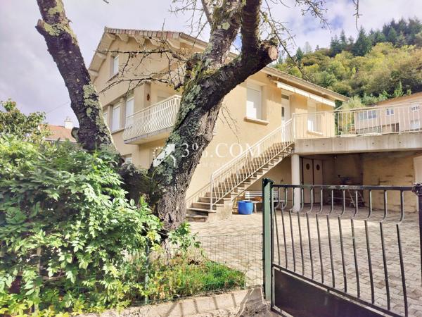 Maison de 198m2 comprenant deux appartements sur parcelle arborée de 643m2 Le Cheylard (07160)