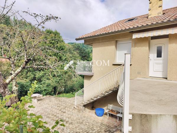 Maison de 198m2 comprenant deux appartements sur parcelle arborée de 643m2 Le Cheylard (07160)