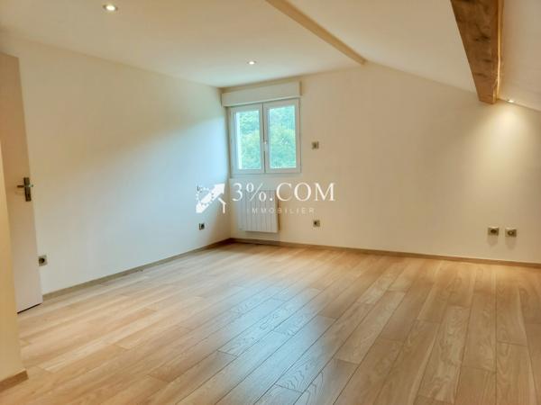 Maison de 198m2 comprenant deux appartements sur parcelle arborée de 643m2 Le Cheylard (07160)