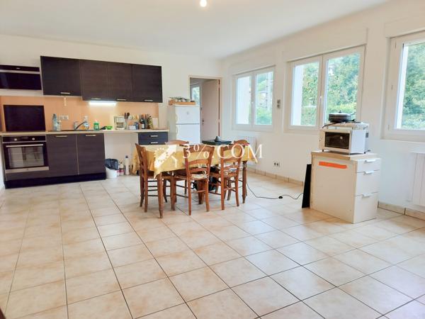 Maison de 198m2 comprenant deux appartements sur parcelle arborée de 643m2 Le Cheylard (07160)