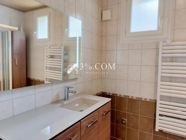 Maison de 198m2 comprenant deux appartements sur parcelle arborée de 643m2 Le Cheylard (07160)