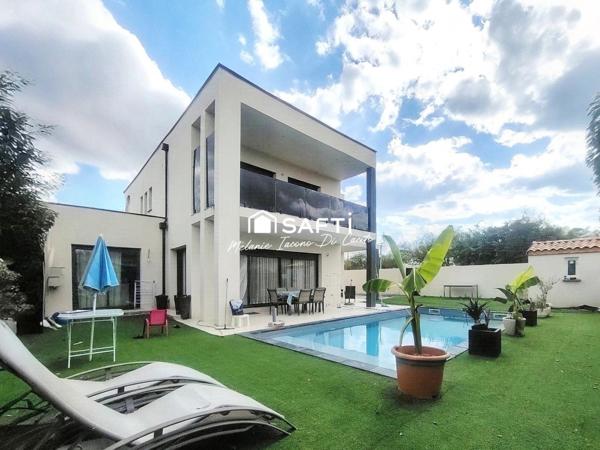Maison contemporaine lumineuse avec piscine.