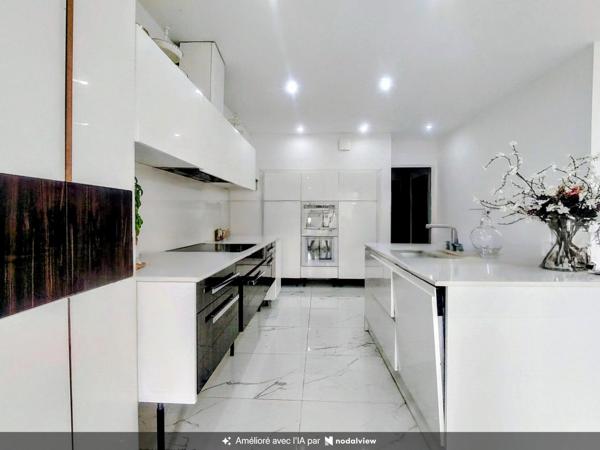 Maison contemporaine lumineuse avec piscine.