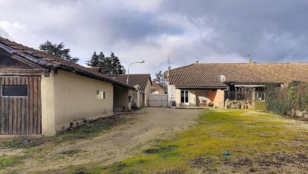 Maison de village avec terrain et dépendances