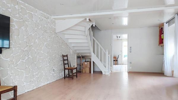 Maison de village avec terrain et dépendances