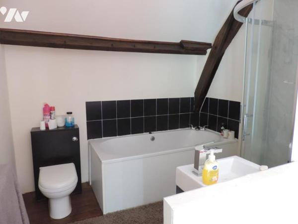 MAISON AVEC HANGARS , PROCHE BOURG DE LA CHAPELLE NEUVE