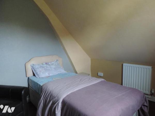 MAISON AVEC HANGARS , PROCHE BOURG DE LA CHAPELLE NEUVE