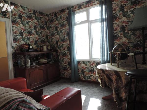 MAISON AVEC HANGARS , PROCHE BOURG DE LA CHAPELLE NEUVE