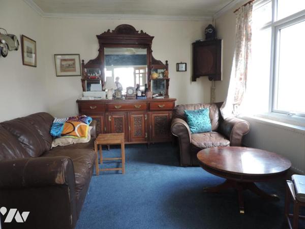 MAISON AVEC HANGARS , PROCHE BOURG DE LA CHAPELLE NEUVE