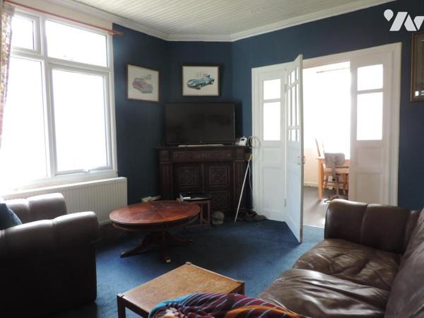 MAISON AVEC HANGARS , PROCHE BOURG DE LA CHAPELLE NEUVE