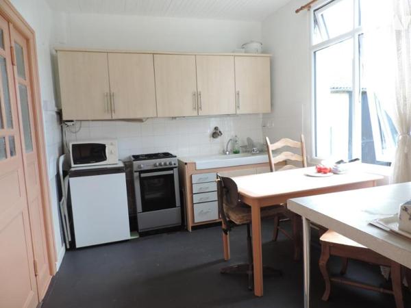 MAISON AVEC HANGARS , PROCHE BOURG DE LA CHAPELLE NEUVE