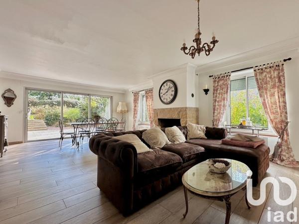 Maison traditionnelle 9 pièces de 275 m² à Crécy-la-Chapelle (77580)