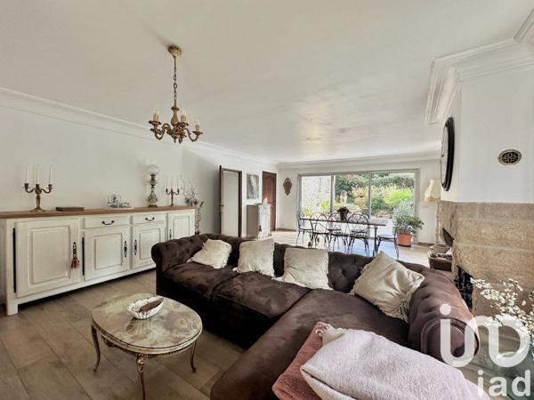 Maison traditionnelle 9 pièces de 275 m² à Crécy-la-Chapelle (77580)