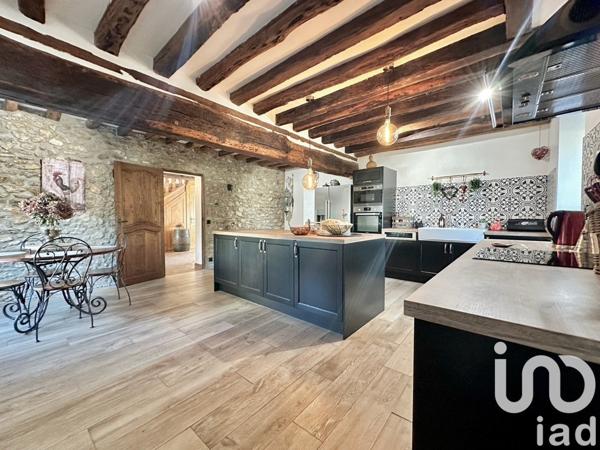 Maison traditionnelle 9 pièces de 275 m² à Crécy-la-Chapelle (77580)