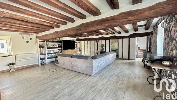 Maison traditionnelle 9 pièces de 275 m² à Crécy-la-Chapelle (77580)