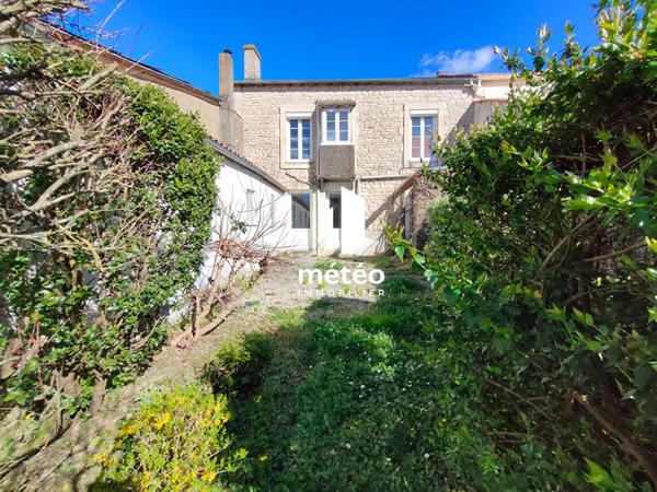 Maison en pierre 116m² avec dépendances et garage , hyper centre de Luçon