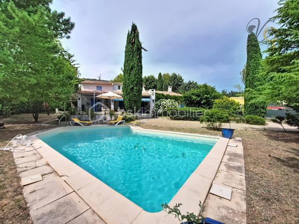 Et si votre prochain coup de cœur se cachait au cœur du Luberon ?

Imaginez-vous profiter d'un jardin arboré de plus de 2 000 m², vous détendre au bord de la piscine lors des belles journées provençales et partager des moments conviviaux autour d'un feu de cheminée en hiver.

À Mérindol, cette maison familiale d'environ 142 m² réunit tous les ingrédients d'une qualité de vie recherchée : une belle pièce de vie lumineuse, 4 chambres, des espaces fonctionnels, une terrasse à l'étage et un extérieur propice à la détente.

Mais ce n'est pas tout...

Certains espaces offrent encore de belles possibilités d'aménagement et de nombreuses surprises vous attendent lors de la visite. Un détail en particulier pourrait bien faire toute la différence pour votre futur projet de vie...

✨ Une maison où il fait bon vivre, dans un environnement calme et privilégié, à quelques minutes seulement des commodités.

📞 Vous souhaitez découvrir ce bien en avant-première et connaître tous ses atouts ?

Contactez-moi dès maintenant pour organiser une visite.

⚠️ Visite sur dossier validé uniquement – étude bancaire exigée
📍 Inter cabinet bienvenu