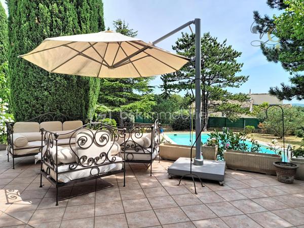 Et si votre prochain coup de cœur se cachait au cœur du Luberon ?

Imaginez-vous profiter d'un jardin arboré de plus de 2 000 m², vous détendre au bord de la piscine lors des belles journées provençales et partager des moments conviviaux autour d'un feu de cheminée en hiver.

À Mérindol, cette maison familiale d'environ 142 m² réunit tous les ingrédients d'une qualité de vie recherchée : une belle pièce de vie lumineuse, 4 chambres, des espaces fonctionnels, une terrasse à l'étage et un extérieur propice à la détente.

Mais ce n'est pas tout...

Certains espaces offrent encore de belles possibilités d'aménagement et de nombreuses surprises vous attendent lors de la visite. Un détail en particulier pourrait bien faire toute la différence pour votre futur projet de vie...

✨ Une maison où il fait bon vivre, dans un environnement calme et privilégié, à quelques minutes seulement des commodités.

📞 Vous souhaitez découvrir ce bien en avant-première et connaître tous ses atouts ?

Contactez-moi dès maintenant pour organiser une visite.

⚠️ Visite sur dossier validé uniquement – étude bancaire exigée
📍 Inter cabinet bienvenu