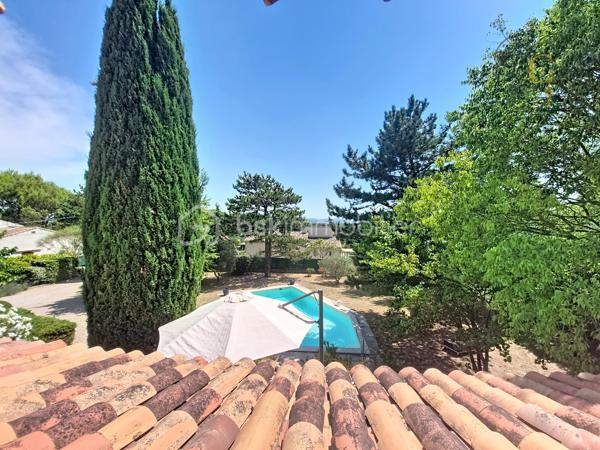 Et si votre prochain coup de cœur se cachait au cœur du Luberon ?

Imaginez-vous profiter d'un jardin arboré de plus de 2 000 m², vous détendre au bord de la piscine lors des belles journées provençales et partager des moments conviviaux autour d'un feu de cheminée en hiver.

À Mérindol, cette maison familiale d'environ 142 m² réunit tous les ingrédients d'une qualité de vie recherchée : une belle pièce de vie lumineuse, 4 chambres, des espaces fonctionnels, une terrasse à l'étage et un extérieur propice à la détente.

Mais ce n'est pas tout...

Certains espaces offrent encore de belles possibilités d'aménagement et de nombreuses surprises vous attendent lors de la visite. Un détail en particulier pourrait bien faire toute la différence pour votre futur projet de vie...

✨ Une maison où il fait bon vivre, dans un environnement calme et privilégié, à quelques minutes seulement des commodités.

📞 Vous souhaitez découvrir ce bien en avant-première et connaître tous ses atouts ?

Contactez-moi dès maintenant pour organiser une visite.

⚠️ Visite sur dossier validé uniquement – étude bancaire exigée
📍 Inter cabinet bienvenu