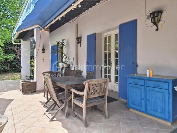 Et si votre prochain coup de cœur se cachait au cœur du Luberon ?

Imaginez-vous profiter d'un jardin arboré de plus de 2 000 m², vous détendre au bord de la piscine lors des belles journées provençales et partager des moments conviviaux autour d'un feu de cheminée en hiver.

À Mérindol, cette maison familiale d'environ 142 m² réunit tous les ingrédients d'une qualité de vie recherchée : une belle pièce de vie lumineuse, 4 chambres, des espaces fonctionnels, une terrasse à l'étage et un extérieur propice à la détente.

Mais ce n'est pas tout...

Certains espaces offrent encore de belles possibilités d'aménagement et de nombreuses surprises vous attendent lors de la visite. Un détail en particulier pourrait bien faire toute la différence pour votre futur projet de vie...

✨ Une maison où il fait bon vivre, dans un environnement calme et privilégié, à quelques minutes seulement des commodités.

📞 Vous souhaitez découvrir ce bien en avant-première et connaître tous ses atouts ?

Contactez-moi dès maintenant pour organiser une visite.

⚠️ Visite sur dossier validé uniquement – étude bancaire exigée
📍 Inter cabinet bienvenu