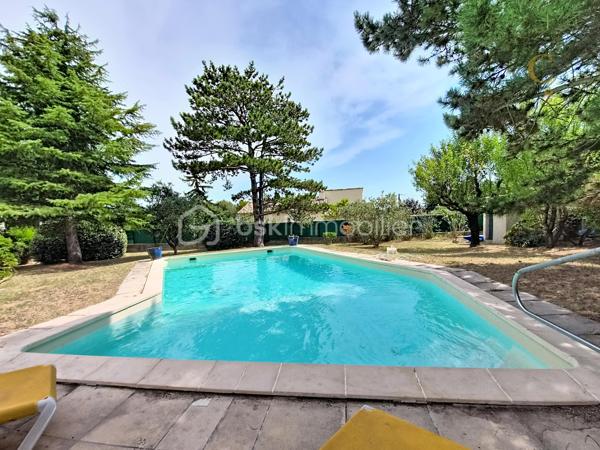 Et si votre prochain coup de cœur se cachait au cœur du Luberon ?

Imaginez-vous profiter d'un jardin arboré de plus de 2 000 m², vous détendre au bord de la piscine lors des belles journées provençales et partager des moments conviviaux autour d'un feu de cheminée en hiver.

À Mérindol, cette maison familiale d'environ 142 m² réunit tous les ingrédients d'une qualité de vie recherchée : une belle pièce de vie lumineuse, 4 chambres, des espaces fonctionnels, une terrasse à l'étage et un extérieur propice à la détente.

Mais ce n'est pas tout...

Certains espaces offrent encore de belles possibilités d'aménagement et de nombreuses surprises vous attendent lors de la visite. Un détail en particulier pourrait bien faire toute la différence pour votre futur projet de vie...

✨ Une maison où il fait bon vivre, dans un environnement calme et privilégié, à quelques minutes seulement des commodités.

📞 Vous souhaitez découvrir ce bien en avant-première et connaître tous ses atouts ?

Contactez-moi dès maintenant pour organiser une visite.

⚠️ Visite sur dossier validé uniquement – étude bancaire exigée
📍 Inter cabinet bienvenu