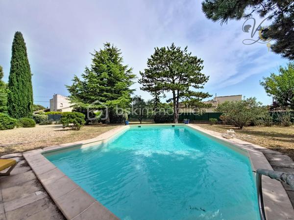 Et si votre prochain coup de cœur se cachait au cœur du Luberon ?

Imaginez-vous profiter d'un jardin arboré de plus de 2 000 m², vous détendre au bord de la piscine lors des belles journées provençales et partager des moments conviviaux autour d'un feu de cheminée en hiver.

À Mérindol, cette maison familiale d'environ 142 m² réunit tous les ingrédients d'une qualité de vie recherchée : une belle pièce de vie lumineuse, 4 chambres, des espaces fonctionnels, une terrasse à l'étage et un extérieur propice à la détente.

Mais ce n'est pas tout...

Certains espaces offrent encore de belles possibilités d'aménagement et de nombreuses surprises vous attendent lors de la visite. Un détail en particulier pourrait bien faire toute la différence pour votre futur projet de vie...

✨ Une maison où il fait bon vivre, dans un environnement calme et privilégié, à quelques minutes seulement des commodités.

📞 Vous souhaitez découvrir ce bien en avant-première et connaître tous ses atouts ?

Contactez-moi dès maintenant pour organiser une visite.

⚠️ Visite sur dossier validé uniquement – étude bancaire exigée
📍 Inter cabinet bienvenu