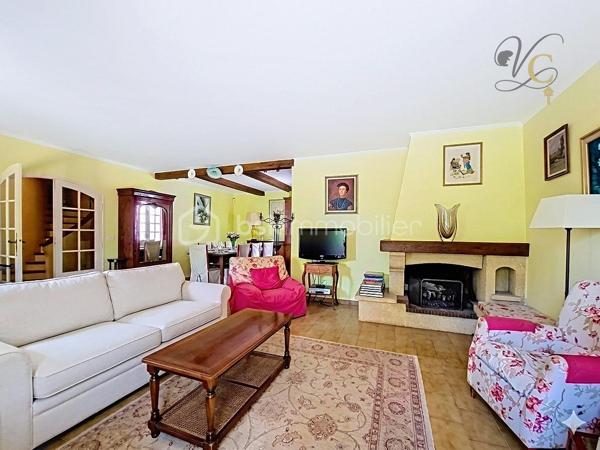 Et si votre prochain coup de cœur se cachait au cœur du Luberon ?

Imaginez-vous profiter d'un jardin arboré de plus de 2 000 m², vous détendre au bord de la piscine lors des belles journées provençales et partager des moments conviviaux autour d'un feu de cheminée en hiver.

À Mérindol, cette maison familiale d'environ 142 m² réunit tous les ingrédients d'une qualité de vie recherchée : une belle pièce de vie lumineuse, 4 chambres, des espaces fonctionnels, une terrasse à l'étage et un extérieur propice à la détente.

Mais ce n'est pas tout...

Certains espaces offrent encore de belles possibilités d'aménagement et de nombreuses surprises vous attendent lors de la visite. Un détail en particulier pourrait bien faire toute la différence pour votre futur projet de vie...

✨ Une maison où il fait bon vivre, dans un environnement calme et privilégié, à quelques minutes seulement des commodités.

📞 Vous souhaitez découvrir ce bien en avant-première et connaître tous ses atouts ?

Contactez-moi dès maintenant pour organiser une visite.

⚠️ Visite sur dossier validé uniquement – étude bancaire exigée
📍 Inter cabinet bienvenu